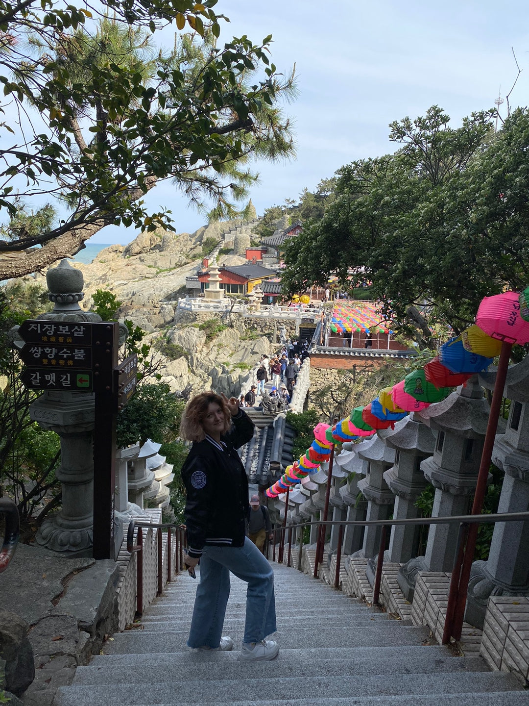 Française en Corée du Sud, elle visite Haedong Yonggungsa Temple, le célèbre temple à Busan en Corée du Sud.