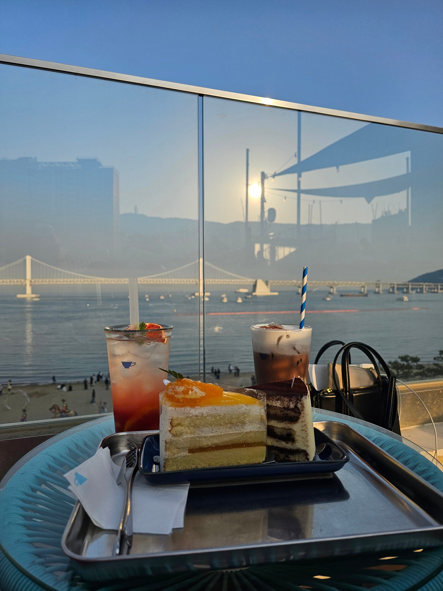 Café à Busan en Corée du Sud.Vue sur Gwangalli Beach, à Busan en Corée du Sud.