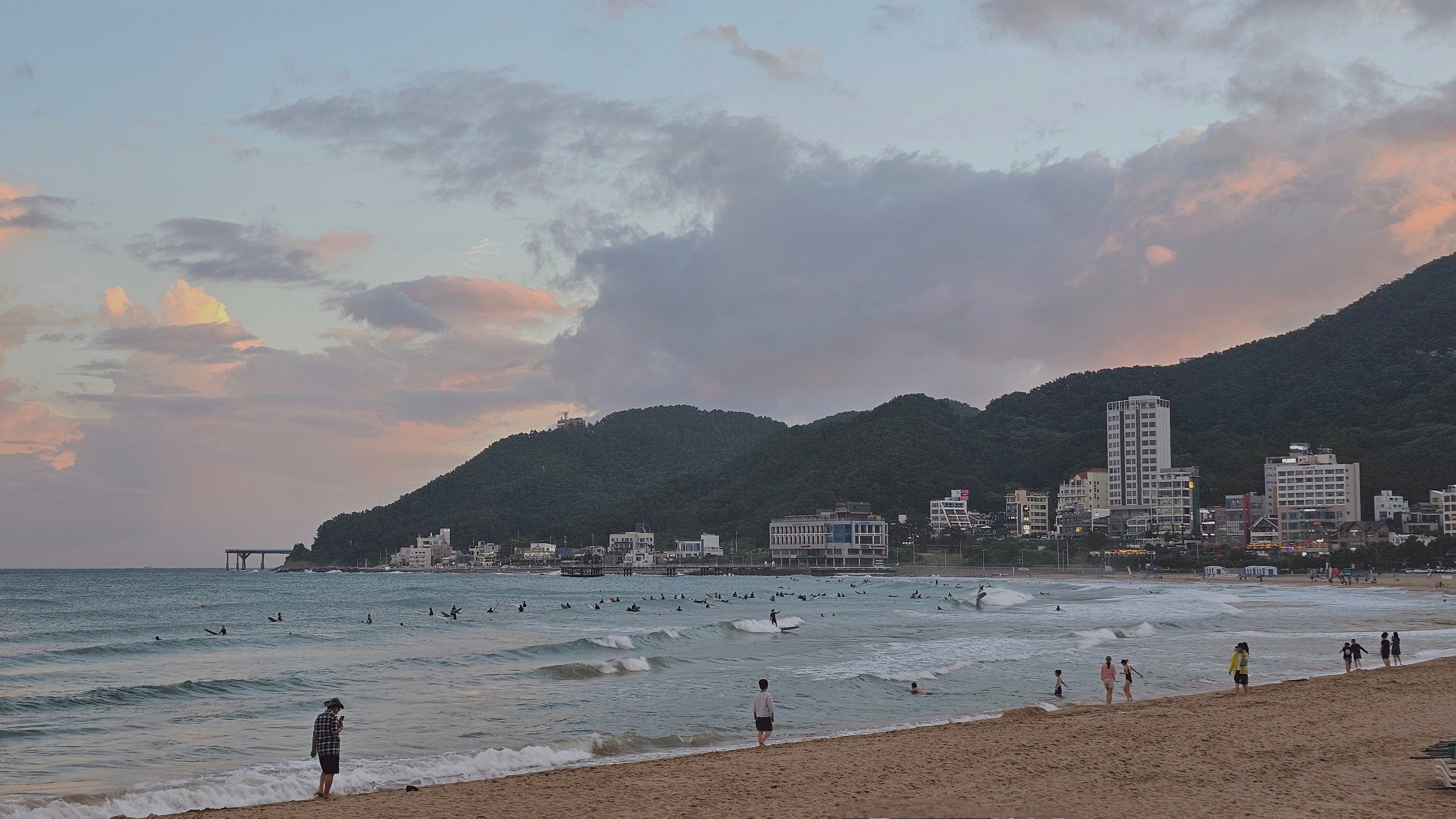 Vue de la plage Seonjeong à Busan en orée du Sud. Les coréens semblent heureux à profiter de leur vie à Busan.