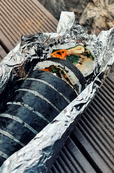 Photo d'un gimbap au légumes, spécialité coréenne.