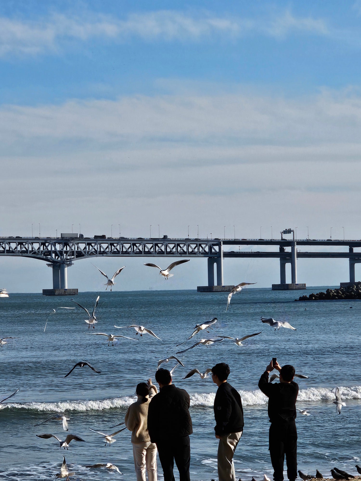 Vue du célèbre pont en Corée du Sud à Busan, Gwangalli Beach. Des coréens prennent en photo la mer.