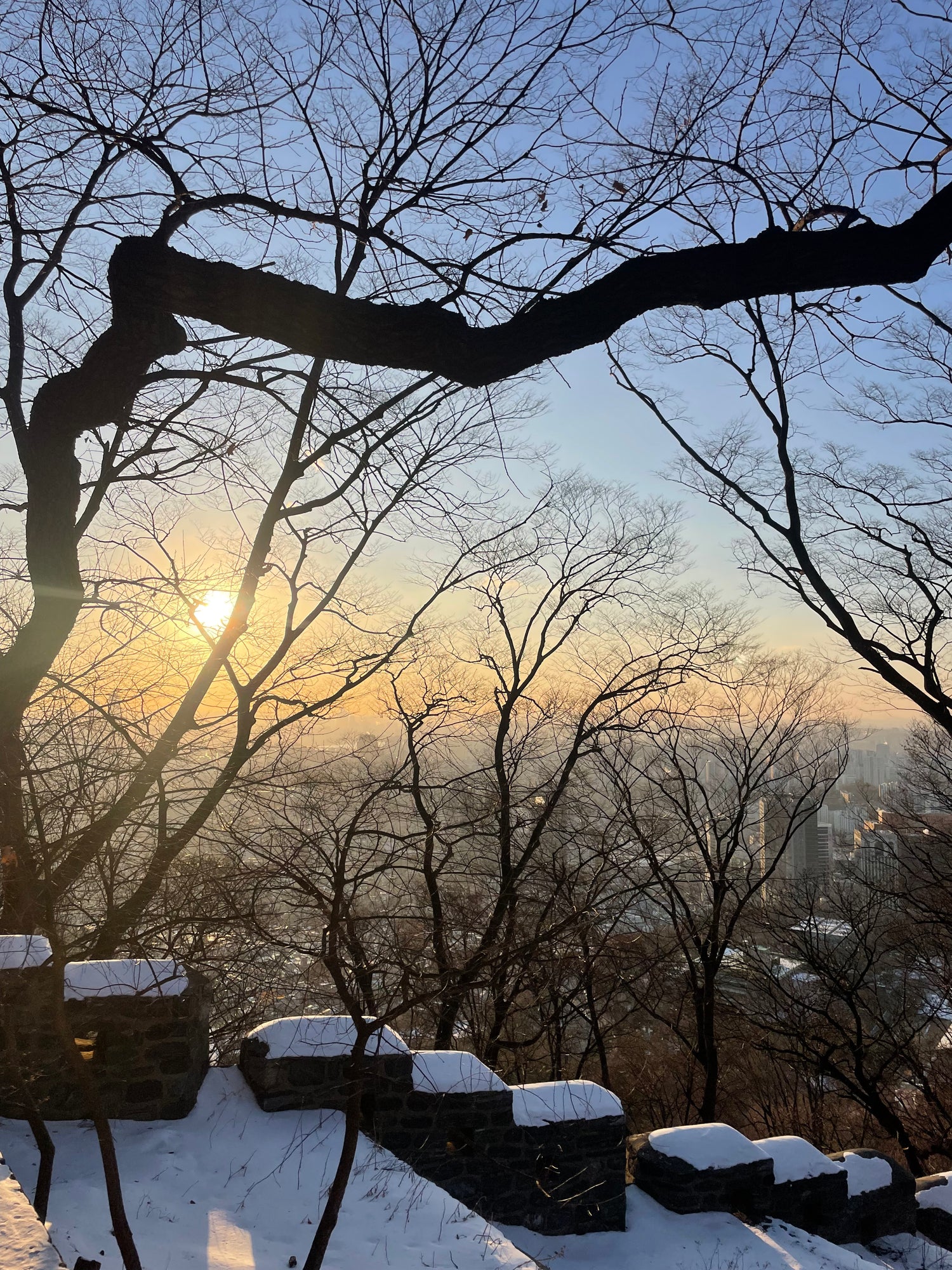 Paysage enneigé de Séoul, vue de la Namsan Tower en Corée du Sud lors d'un hiver coréen.