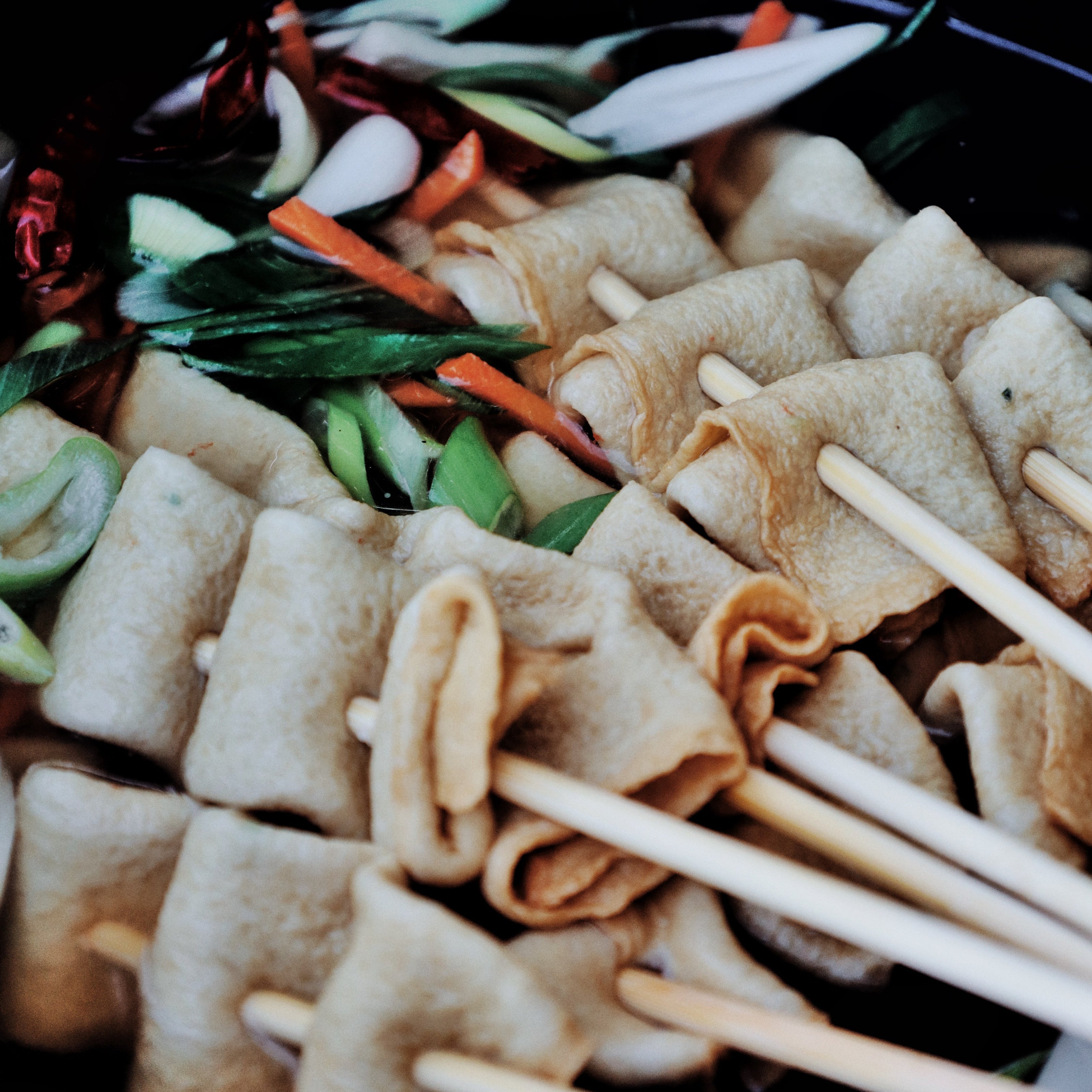 Spécialité culinaire de la Corée du Sud, vous pouvez retrouver le Eomuk dans les restaurant dans des bouillons ou bine en brochette dans les stands de street food.