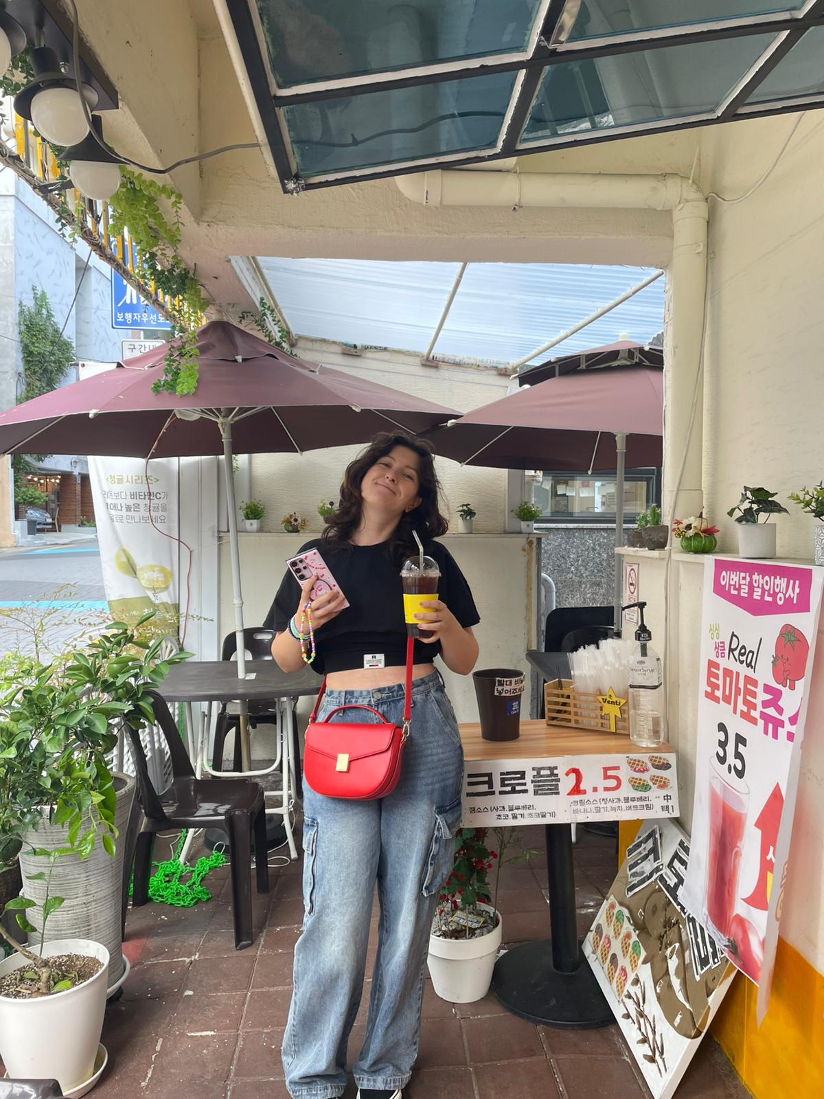 Française dégustant un café à Busan en Corée du Sud. Elle semble heureuse de vivre à Busan dans sa nouvelle vie coréenne.